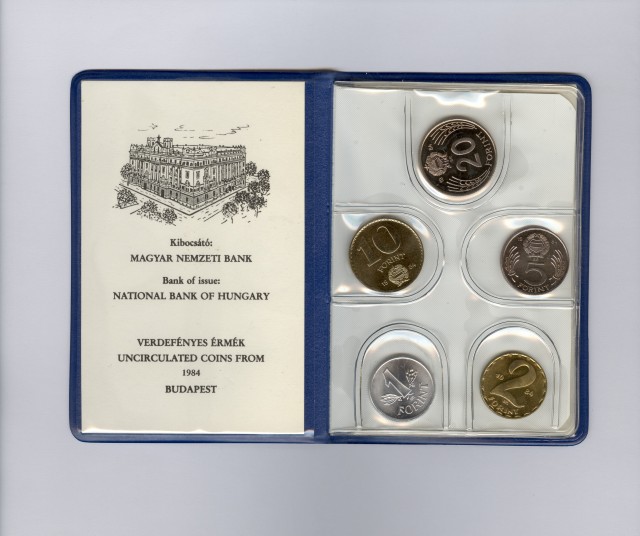 1984. évi műbőrtokos lapozós forgalmi sor